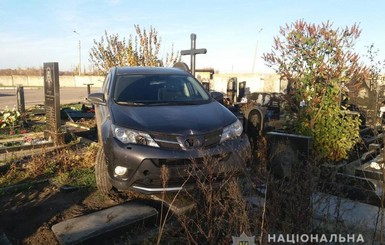 Полиция расследует дело священника из Харькова, который внедорожником разрушил могилы