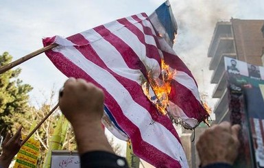 Протесты в Иране: противники США жгут американские флаги