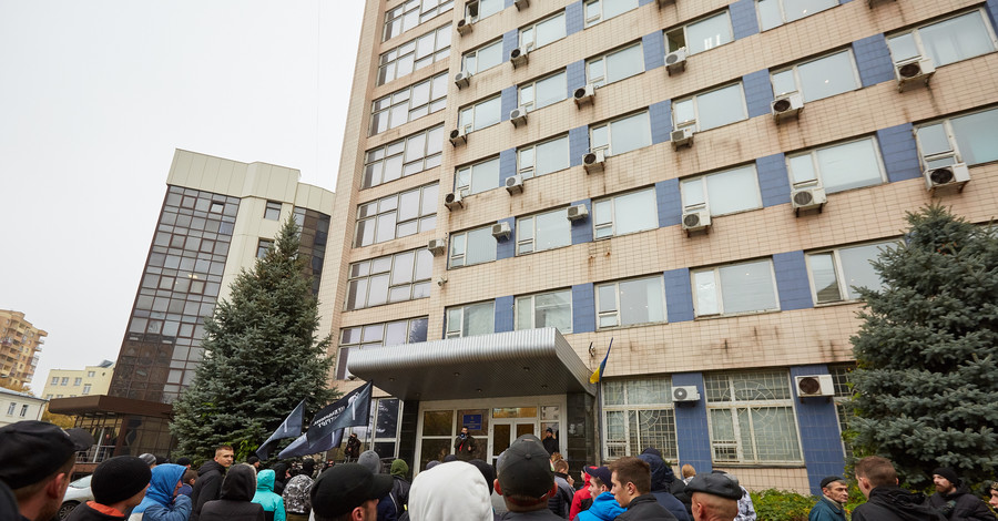 Активисты заблокировали вход в Фонд госимущества: требуют отставки Трубарова