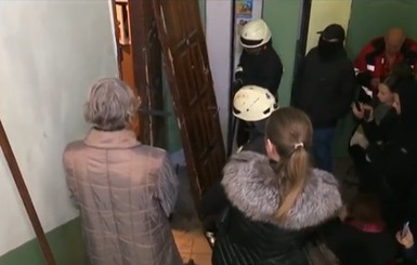 В Киеве спасатели и силовики болгаркой вскрыли квартиру Елены Бережной