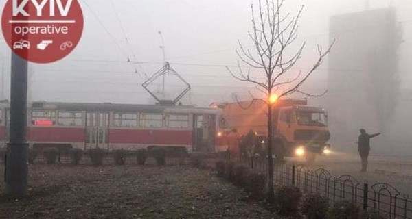 В Киеве трамвай врезался в мусоровоз