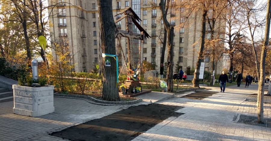 В Киеве убрали фотографии Небесной сотни, а крест оставили