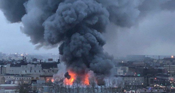 В России горит торговый центр: в здании рухнула крыша, пострадали люди