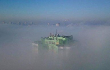 Киев окутал мистический туман