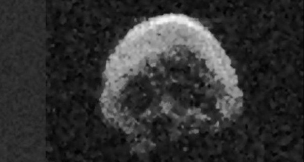К Земле летит жуткий астероид в виде черепа