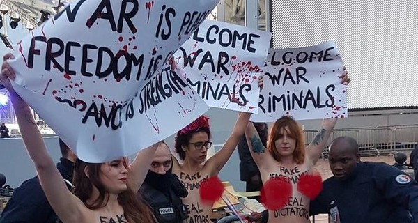 Активистки Femen разделись под Триумфальной аркой