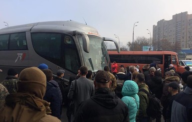 В Киеве на автовокзале праворадикалы устроили акцию протеста