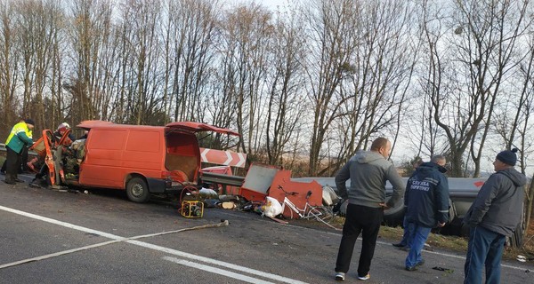 В Ровенской области столкнулись микроавтобус и бензовоз, погибли 3 человека