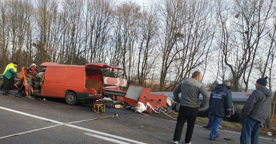 В Ровенской области столкнулись микроавтобус и бензовоз, погибли 3 человека