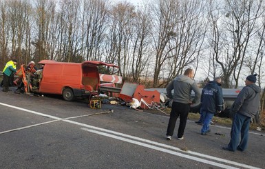 В Ровенской области столкнулись микроавтобус и бензовоз, погибли 3 человека