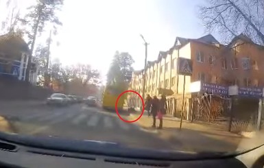 В Черкассах на глазах у полиции из автобуса выпала женщина