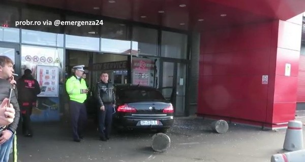 В Румынии автомобиль врезался в торговый центр, пострадали десять человек