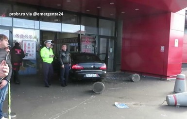 В Румынии автомобиль врезался в торговый центр, пострадали десять человек