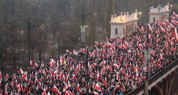 Десятки тысяч поляков вышли на марш в честь столетия Независимости
