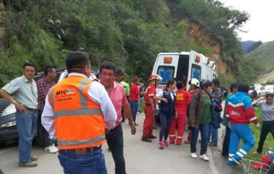 В Перу автобус упал в 30-метровую пропасть: погибла половина футбольной команды