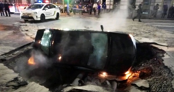 Порыв трубы в центре Киева: авто провалилось под землю, а по дороге потекла горячая река