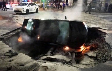 Порыв трубы в центре Киева: авто провалилось под землю, а по дороге потекла горячая река