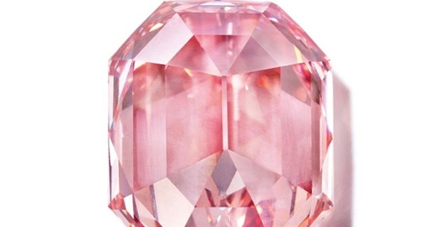 На аукционе в Женеве продали редкий розовый бриллиант за 50 миллионов долларов