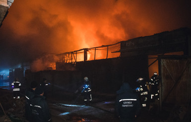 В Оболонском районе Киева ночью загорелись склады с маслом