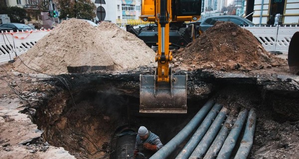 На месте прорыва трубы в центре Киева продолжаются ремонтные работы