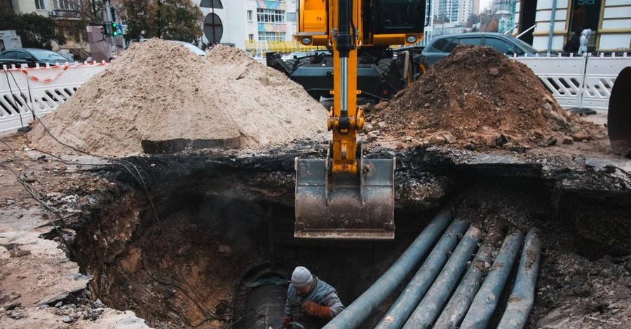 На месте прорыва трубы в центре Киева продолжаются ремонтные работы