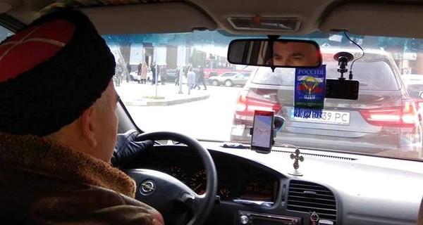 В Днепре работает таксист, который ездит в казацкой кубанке и с флагом РФ