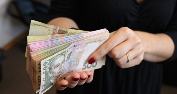 Доллар уже ниже 28 гривен: Эксперт рассказал, когда стоит покупать валюту