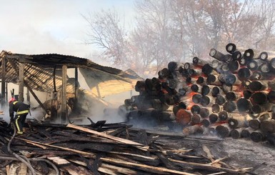 В Харькове масштабный пожар: горела лесопилка