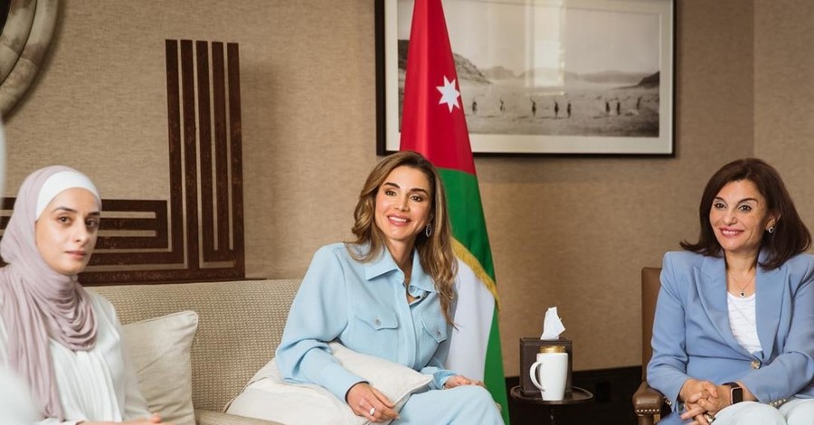 Королева Иордании вышла в свет в костюме от украинского бренда