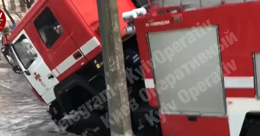 Пожарная машина провалилась под землю, когда ехала на вызов в Киеве
