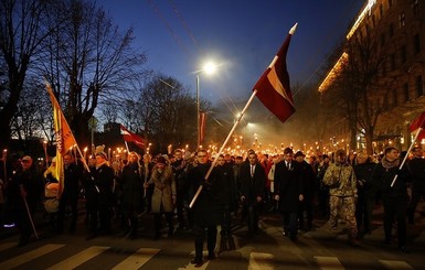 На факельное шествие в Риге вышли 20 тысяч человек