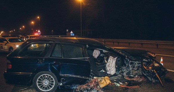 В Киеве BMW разорвало об отбойник и выбросило на встречную полосу