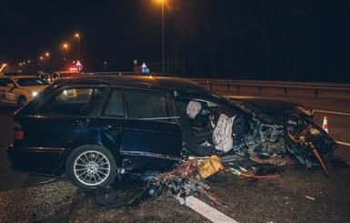 В Киеве BMW разорвало об отбойник и выбросило на встречную полосу
