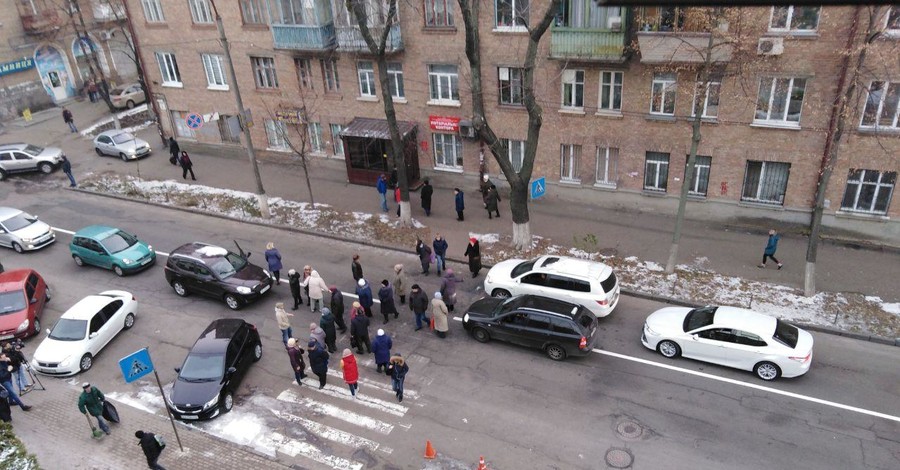 Киевляне перекрыли улицу из-за отсутствия отопления