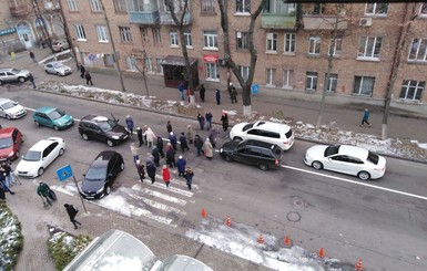 Киевляне перекрыли улицу из-за отсутствия отопления