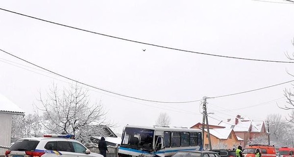 В Ивано-Франковской области столкнулись автобус и две машины, погиб человек