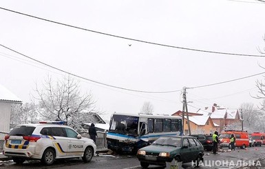 В Ивано-Франковской области столкнулись автобус и две машины, погиб человек
