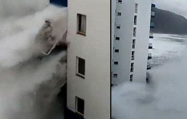 Огромные волны разрушили балконы в домах на острове Тенерифе