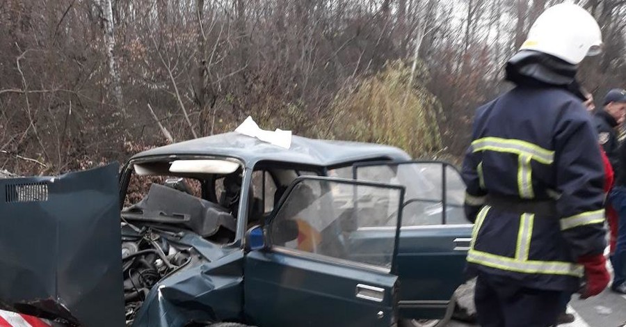 На Винничине столкнулись две легковушки и грузовик, трагически погибла девочка