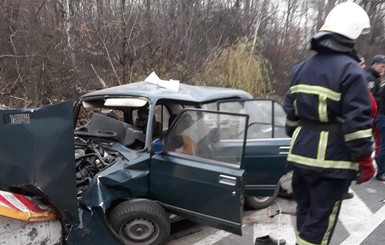 На Винничине столкнулись две легковушки и грузовик, трагически погибла девочка