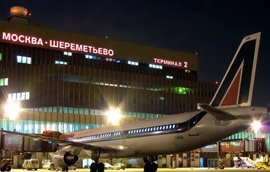 В Шереметьево во время взлета самолет сбил человека