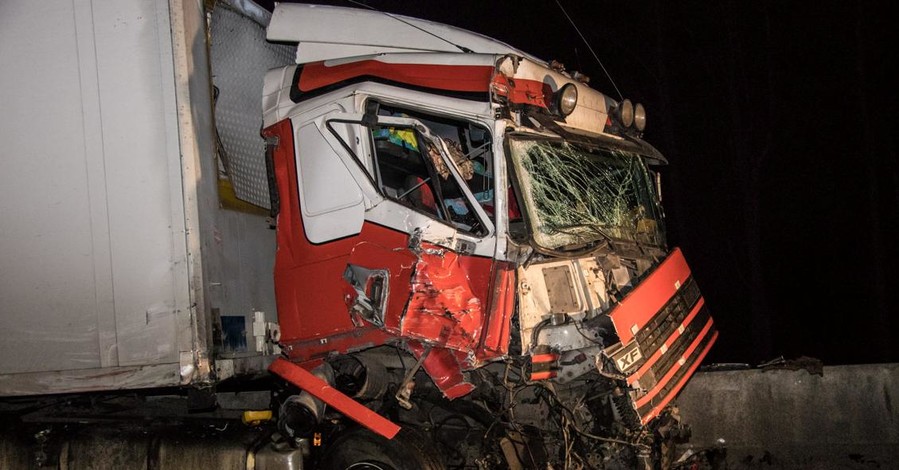 Под Киевом из-за трех разбитых грузовиков образовалась длинная пробка