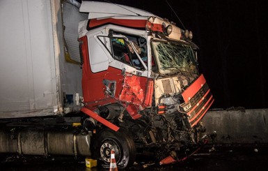 Под Киевом из-за трех разбитых грузовиков образовалась длинная пробка