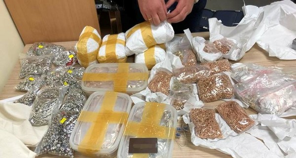 Во львовском аэропорту задержали мужчину, пытавшегося нелегально ввезти в Украину 17 кг золота 