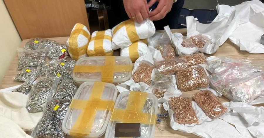 Во львовском аэропорту задержали мужчину, пытавшегося нелегально ввезти в Украину 17 кг золота 
