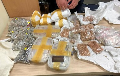Во львовском аэропорту задержали мужчину, пытавшегося нелегально ввезти в Украину 17 кг золота 