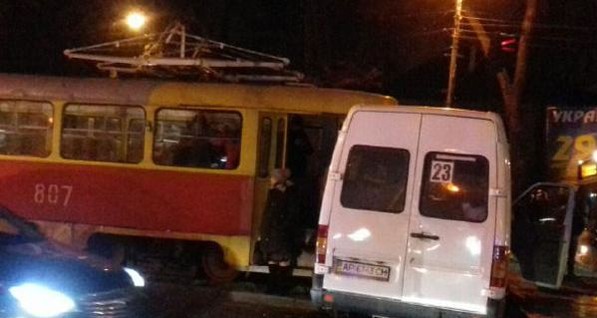 В Запорожье трамвай врезался в маршрутку, пострадали 5 человек