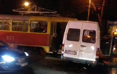 В Запорожье трамвай врезался в маршрутку, пострадали 5 человек