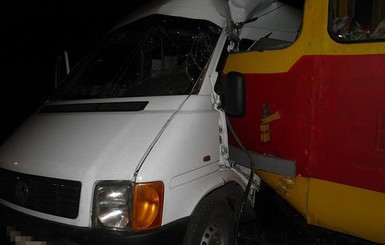 ДТП с трамваем и маршруткой в Запорожье: в больницу попали 9 человек