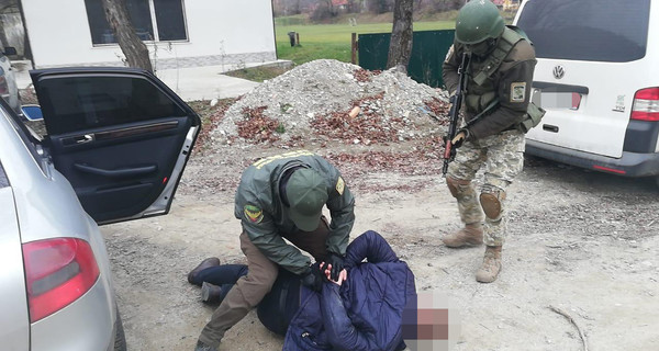 На Закарпатье за взятку задержали сельского голову, который общался с убийцами пограничника